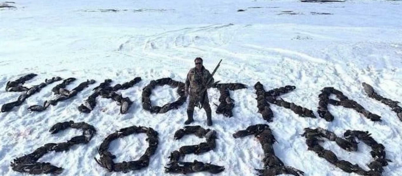 Ποινική δίωξη κατά Ρώσου βουλευτή που φωτογραφήθηκε με εκατοντάδες νεκρές πάπιες